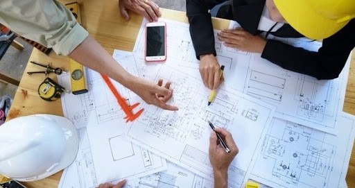 تیم مهندسی مشاور در حال کار روی پروژه